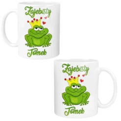Biały kubek z nadrukiem zielonej żaby w koronie i napisem Zajebisty Tomek