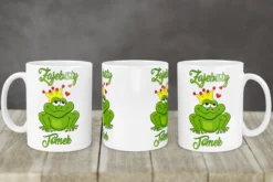 Personalizowany kubek z napisem Żajebisty Tomek oraz ilustracją zielonego żabiego króla z koroną i czerwonymi serduszkami