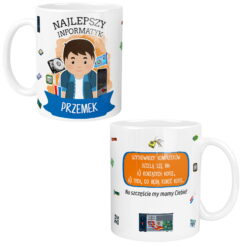 Kubek dla informatyka serwisanta z imieniem Przemek i grafiką postaci oraz elementów komputerowych z obu stron
