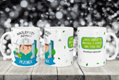Kubek dla Inżyniera Ekologa z imieniem Przemek, z grafiką ekologiczną i motywem miasta oraz napisem motywacyjnym