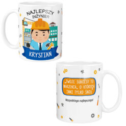Kubek dla inżyniera kierownika budowy z imieniem Krystian i grafiką inżyniera w kasku na tle budynków
