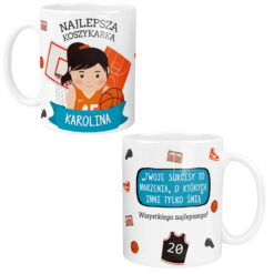 Kubek z ilustracją koszykarki i napisem najlepsza koszykarka Karolina oraz motywem boiska i koszykówki