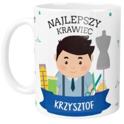 Biały kubek dla krawca z napisem Najlepszy Krawiec i imieniem Krzysztof oraz grafiką krawca i narzędzi do szycia