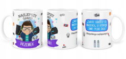 Kubek dla Najlepszego Gracza Gamera z imieniem Przemek i grafiką postaci gracza oraz kontrolerów