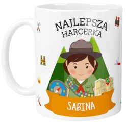 Kubek personalizowany z napisem Najlepsza Harcerka i imieniem Sabina oraz grafiką harcerki na tle lasu
