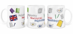 Biały kubek z kolorowymi grafikami książek, flagi Wielkiej Brytanii, napis Najlepszy Nauczyciel Angielskiego oraz dymki z napisami Hi! i Hello!