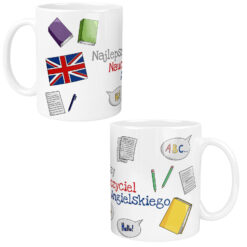 Kubek z nadrukiem dla nauczyciela języka angielskiego z motywem książek, flagi Wielkiej Brytanii i dymków z napisem Hi, ABC, Hello