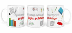 Biały kubek z napisem Najlepszy nauczyciel języka polskiego oraz ilustracjami książek, ołówków i flagi Polski
