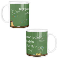 Kubek z zielonym tłem przypominającym tablicę szkolną z wzorami matematycznymi i napisem Najlepszy nauczyciel matematyki Pan Piotr