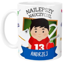 Kubek z napisem Najlepszy Nauczyciel i imieniem Andrzej oraz grafiką chłopca i elementów szkolnych