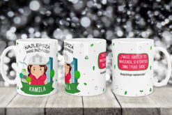 Kubek dla Pani Inżynier Ekolog Kamila z ilustracją kobiety w kasku i napisem motywacyjnym