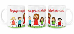 Kubek z napisem Najlepsza przedszkolanka i kolorową grafiką dzieci na tle trawy i kwiatów