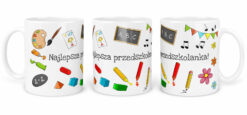 Kubek z kolorowymi rysunkami artykułów plastycznych i napisem 'Najlepsza przedszkolanka'