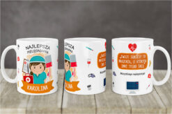 Kubek dla pielęgniarki z napisem Najlepsza Pielęgniarka oraz imieniem Karolina i motywami medycznymi