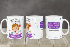 Personalizowany kubek dla pielęgniarki położnej z imieniem Karolina i motywem medycznym