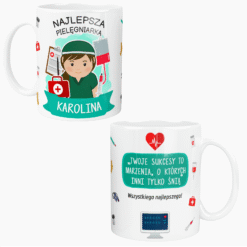 Personalizowany kubek dla pielęgniarki z napisem Najlepsza Pielęgniarka Karolina oraz motywem medycznym