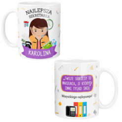 Biały kubek z personalizacją dla sekretarki Karoliny z grafiką kobiety i napisem motywacyjnym