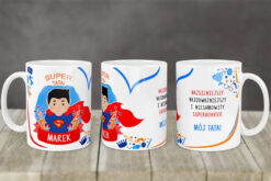 Kubek dla super taty z imieniem Marek i grafiką superbohatera w czerwonym pelerynie