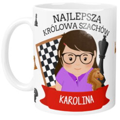Kubek z napisem Najlepsza Królowa Szachów oraz imieniem Karolina i grafiką dziewczynki ze szkiczem szachownicy