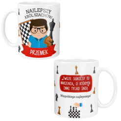 Kubek dla szachisty z napisem Najlepszy Król Szachów Przemek oraz motywem szachowym