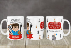 Kubek dla szachisty z imieniem Przemek i motywem szachowym, widok na trzy strony kubka