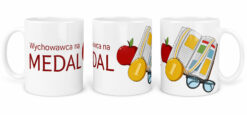 Biały kubek z napisem Wychowawca na medal oraz kolorowymi ilustracjami jabłka, medalu, książki i okularów