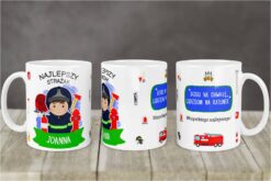 Kubek personalizowany dla strażaka z napisem Najlepszy Strażak Joanna oraz grafiką strażaka i sprzętu pożarniczego.