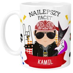Kubek gitarzysty z napisem Najlepszy Facet i imieniem Kamil, z grafiką mężczyzny w czarnej kurtce, czerwonej bandanie i okularach przeciwsłonecznych