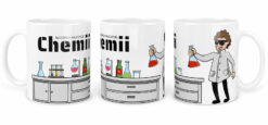 Kubek biały z napisem Najlepszy Nauczyciel Chemii oraz grafiką chemika przy stoliku laboratoryjnym