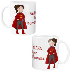 Kubek z nadrukiem Super Przedszkolanki z postacią kobiety w czerwonym płaszczu i szaro-czarnych spodniach