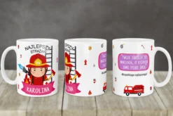 Personalizowany kubek dla strażaka kobiety z imieniem Karolina i grafiką strażaka oraz wozu strażackiego