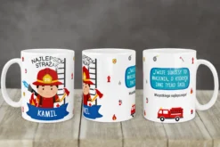 Personalizowany kubek dla strażaka z ilustracją i napisem 'Najlepszy Strażak Kamil' oraz motywami strażackimi