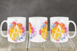 Kolorowy kubek z imieniem Amelka i monogramem na tle wielokolorowych plam