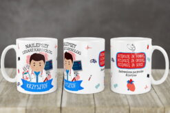 Kubek personalizowany dla lekarza kardiologa z imieniem Krzysztof i ilustracją lekarza z urządzeniami medycznymi