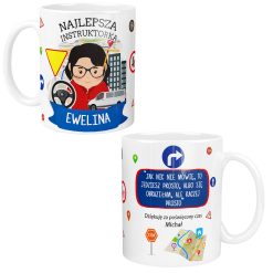 Kubek z napisem Najlepsza Instruktorka i imieniem Ewelina oraz grafiką instruktorki z kierownicą i samochodem