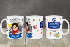 Kubek personalizowany z napisem Najlepsza Instruktorka Ewelina, z grafiką instruktorki i znakami drogowymi