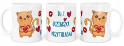 Biały kubek z nadrukiem kota trzymającego serce i napisem Daj Buziaczka Przytulaska oraz grafiką serc i ust
