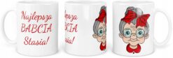 Kubek z napisem Najlepsza Babcia Stasia i grafiką babci z czerwonym kokardą
