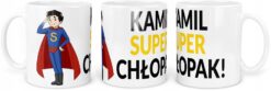 Biały kubek z nadrukiem postaci superbohatera i napisem KAMIL SUPER CHŁOPAK