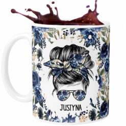 Kubek z imieniem Justyna i wzorem niebieskich kwiatów na białym tle z czekoladowym napojem