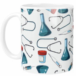 Biały kubek z kolorowym nadrukiem symboli medycznych i laboratoryjnych, takich jak stetoskopy, termometry i probówki