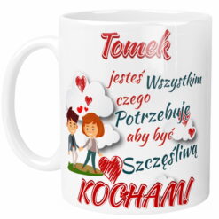 Kubek z napisem 'Tomek jesteś wszystkim czego potrzebuję aby być szczęśliwą KOCHAM' i grafiką pary trzymającej się za ręce