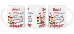 Personalizowany kubek z napisem 'Tomek jesteś wszystkim, czego potrzebuję, aby być szczęśliwa, kocham!' oraz ilustracją pary trzymającej się za ręce.