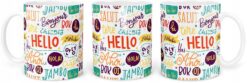 Kubek z nadrukiem z napisem 'HELLO' i innymi powitaniami w różnych językach widoczny z trzech stron