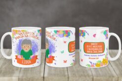 Biały kubek z napisem Najlepsza Babcia na świecie i imieniem Lidia oraz kolorową grafiką babci i kwiatów