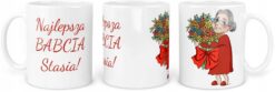 Biały kubek z napisem Najlepsza BABCIA Stasia i grafiką starszej kobiety trzymającej bukiet kwiatów