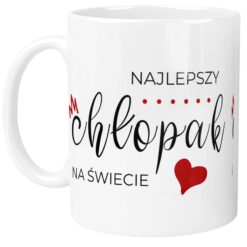 Biały kubek z napisem Najlepszy chłopak na świecie oraz czerwonym sercem i koroną