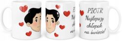 Kubek z grafiką twarzy chłopaka i napisem Piotr Najlepszy chłopak na świecie otoczony czerwonymi sercami