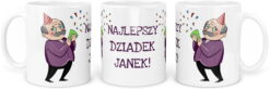 Biały kubek z napisem Najlepszy Dziadek Janek i ilustracją dziadka w czapce urodzinowej trzymającego kartonową zakładkę