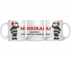 Biały kubek z nadrukiem w postaci uśmiechniętego strażaka w czerwonym hełmie i napisem "Najlepszy Strażak w Mieście" z imieniem Mikołaj